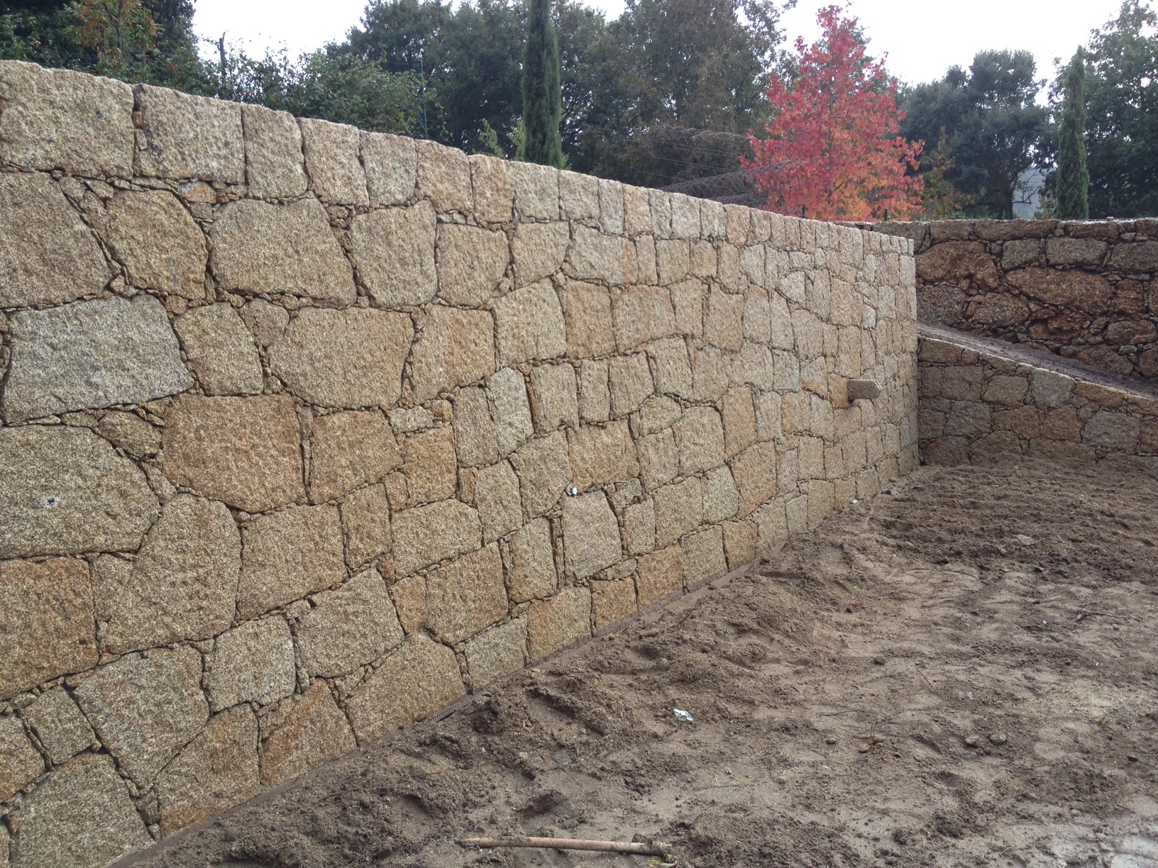 Construção completa de Muros em Pedra - Souju.Lima