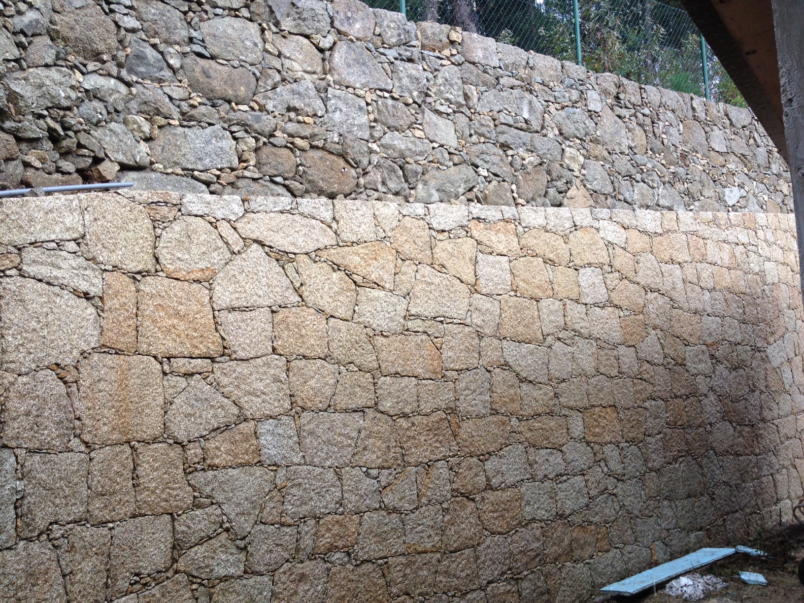 Construção de muro em pedra seca 😉 - RMCC construções.