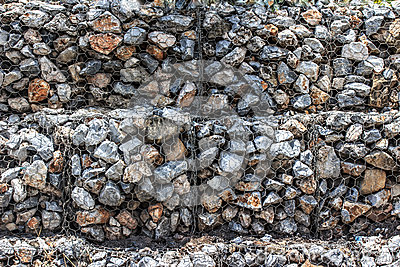 as-pedras-naturais-retêm-dentro-parede-do-gabion-da-rede-de-arame-de-30952790.jpg