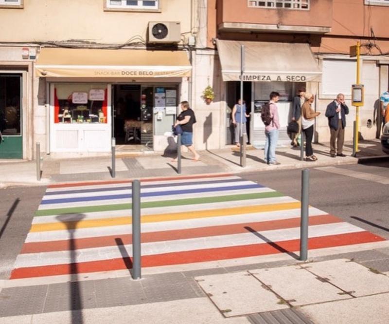 Passadeiras voltam ao branco e preto, mas pilares de Campolide ganham cores LGBTI+ | LGBTI | PÚBLICO 2019-06-07 09-49-06.jpg