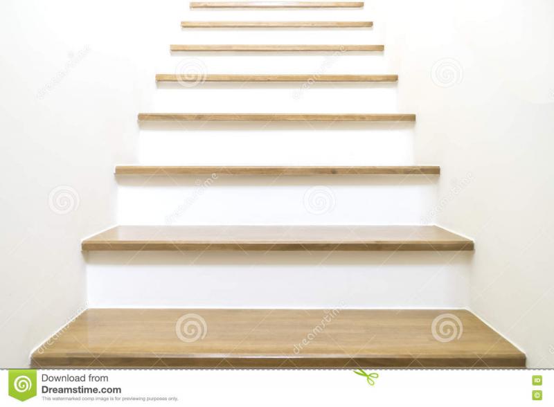 escadas-brancas-na-parede-de-madeira-e-branca-79522345.jpg