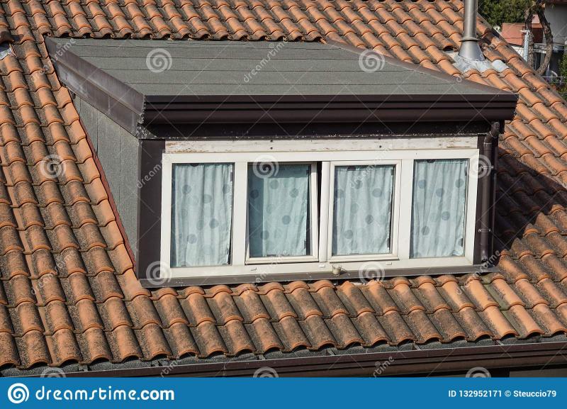 janela-do-telhado-com-obturador-rolo-detalhe-132952171.jpg