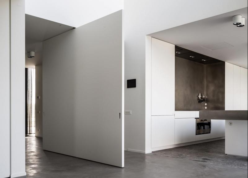 pivoting-oversized-door-in-white-with-middle-placement-e1574332095498-scaled.jpg