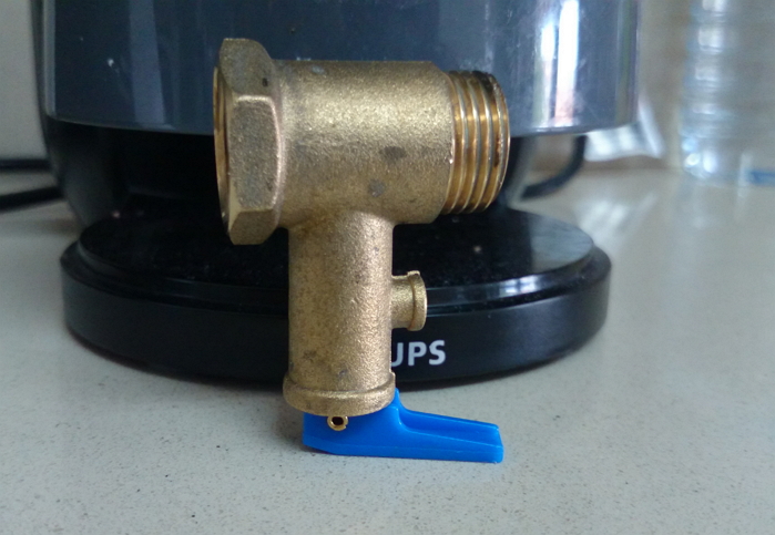 Propane tank valve removal tool 