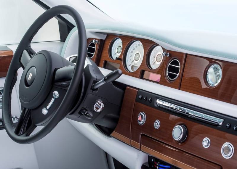2016-Rolls-Royce-Phantom-Serenity-interior-steering-wheel-and-dashboard.jpg