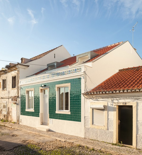 terras-8-house-casa-adjuda-colectivo-cais-belem-lisbon-portgual-house-renovation-francisco-nogueira_dezeen_936_1-600x654.jpg